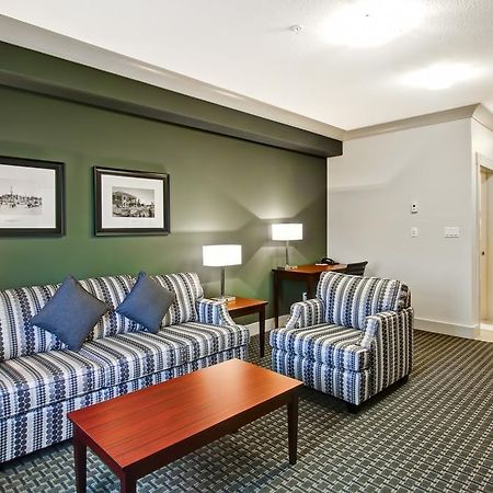 ชาโต โนวา เยลโลว์ไนฟ์ Hotel ภายนอก รูปภาพ