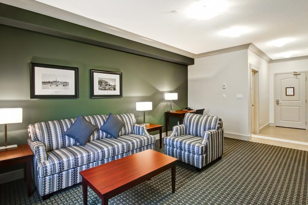 ชาโต โนวา เยลโลว์ไนฟ์ Hotel ภายนอก รูปภาพ