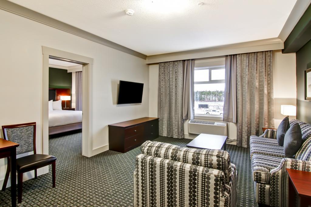 ชาโต โนวา เยลโลว์ไนฟ์ Hotel ภายนอก รูปภาพ