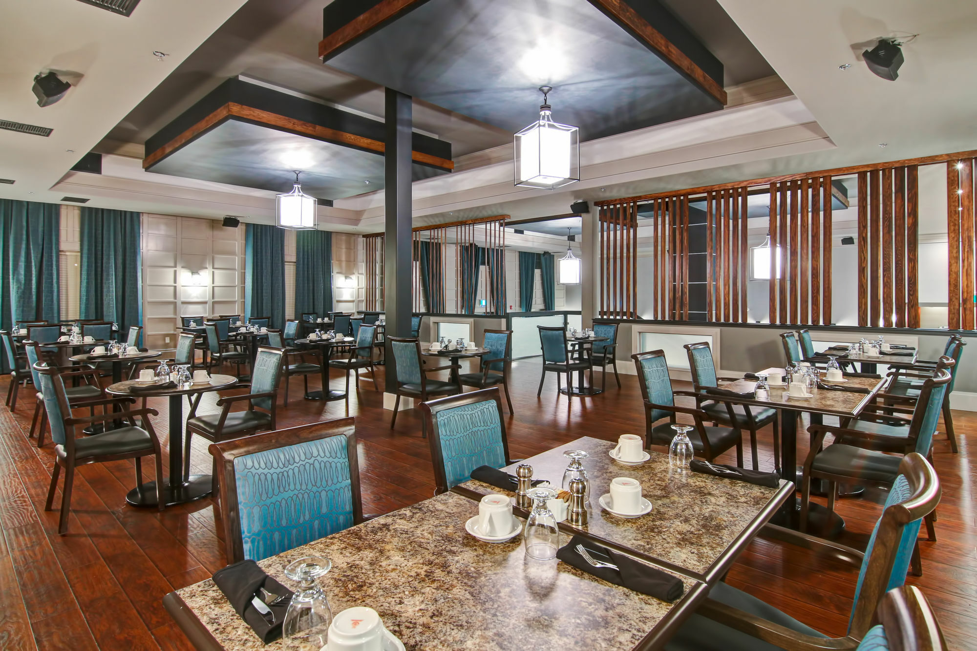 ชาโต โนวา เยลโลว์ไนฟ์ Hotel ภายนอก รูปภาพ