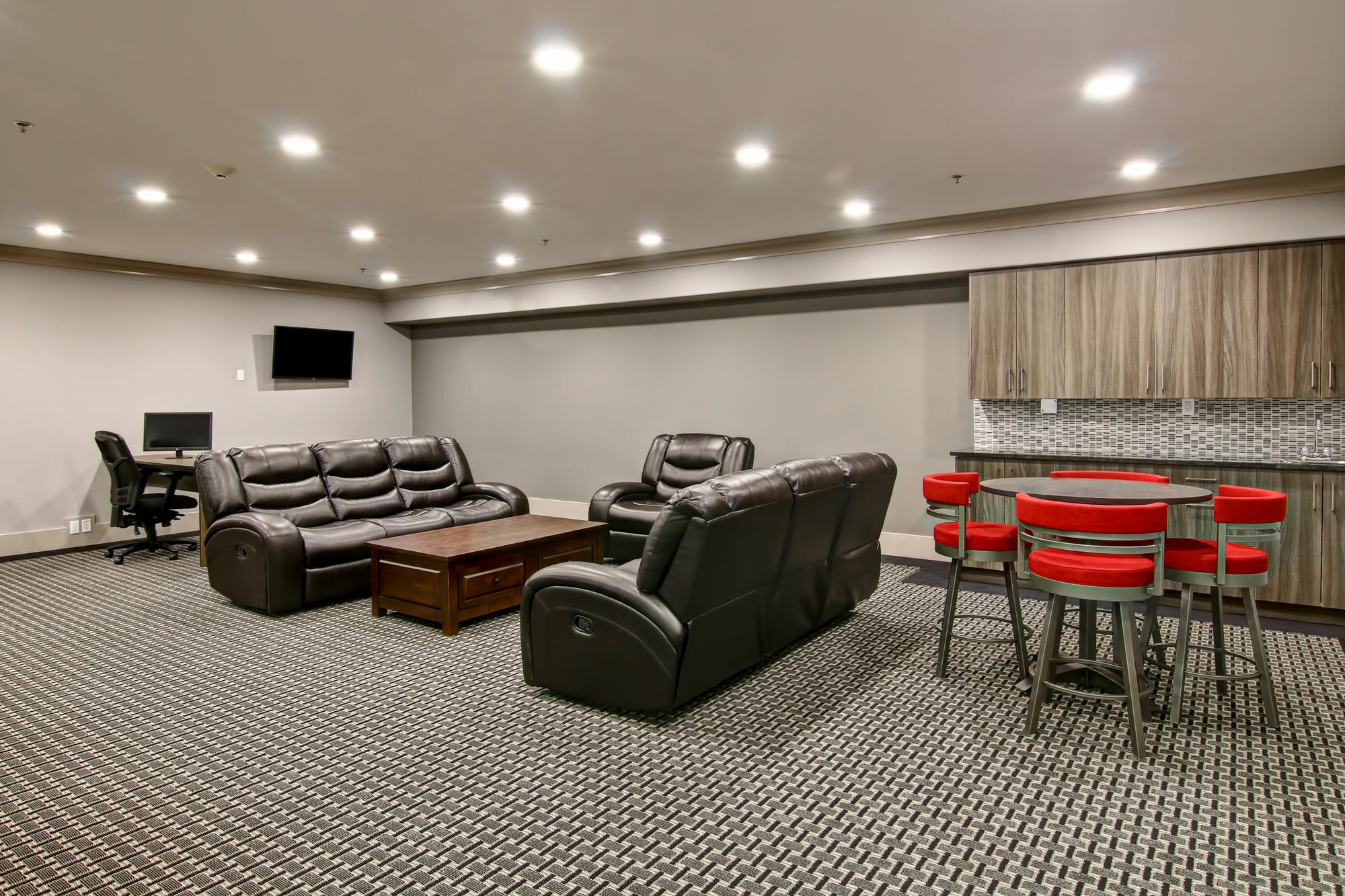 ชาโต โนวา เยลโลว์ไนฟ์ Hotel ภายนอก รูปภาพ